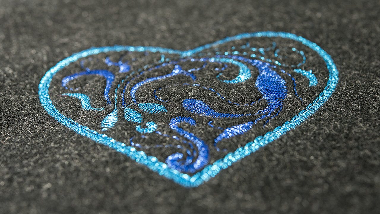 Stickerei eines blauen Herz