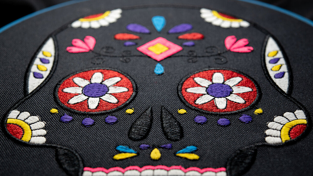 [Translate to Global Französisch:] embroidered mexican style skull Madeira Polyester thread
